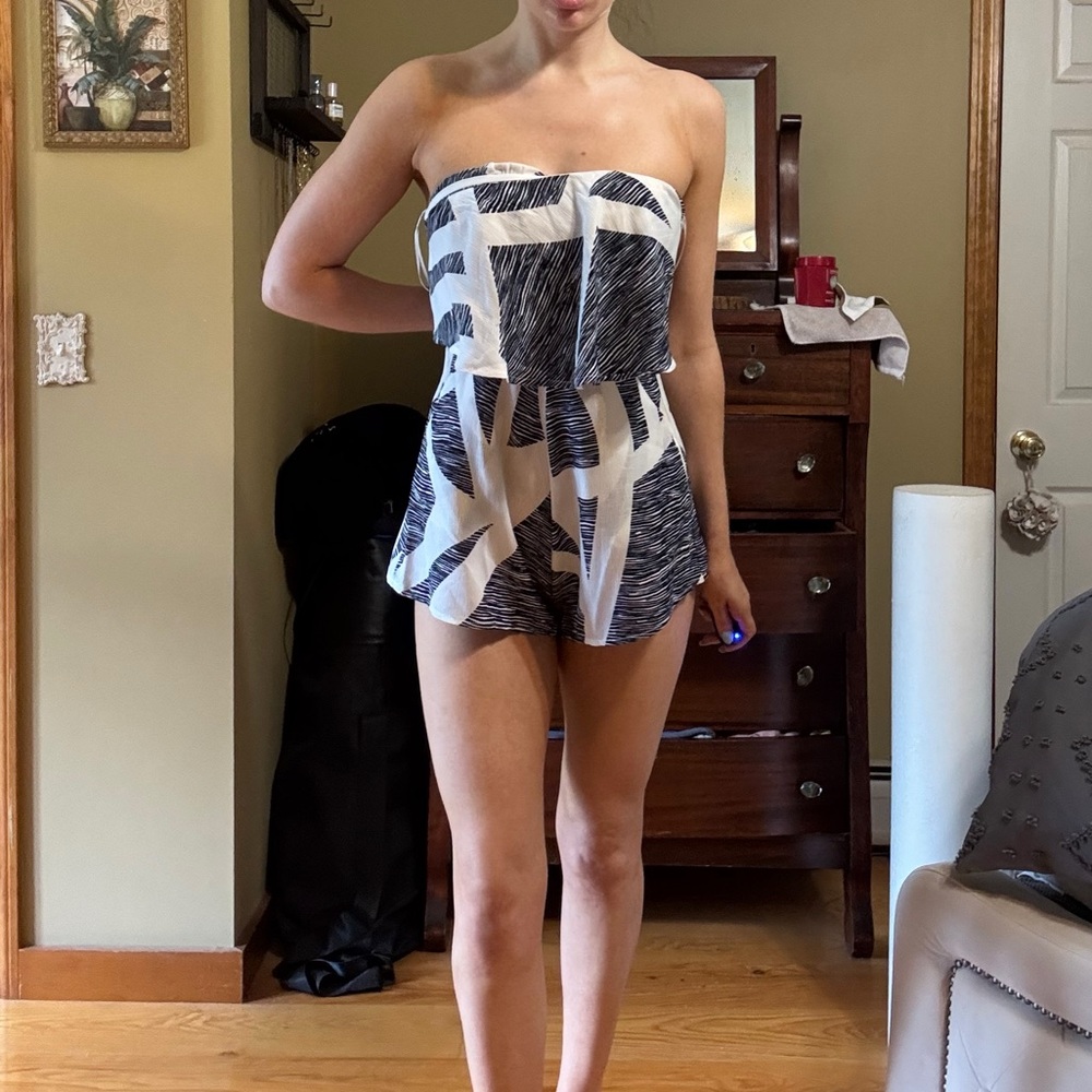 Beautiful Patterned Blue and White Strapless Romper size 6 Brand New w Tags